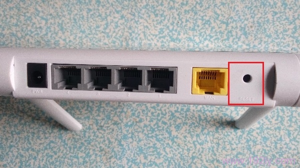 按住RESET按钮,把360路由器恢复出厂设置